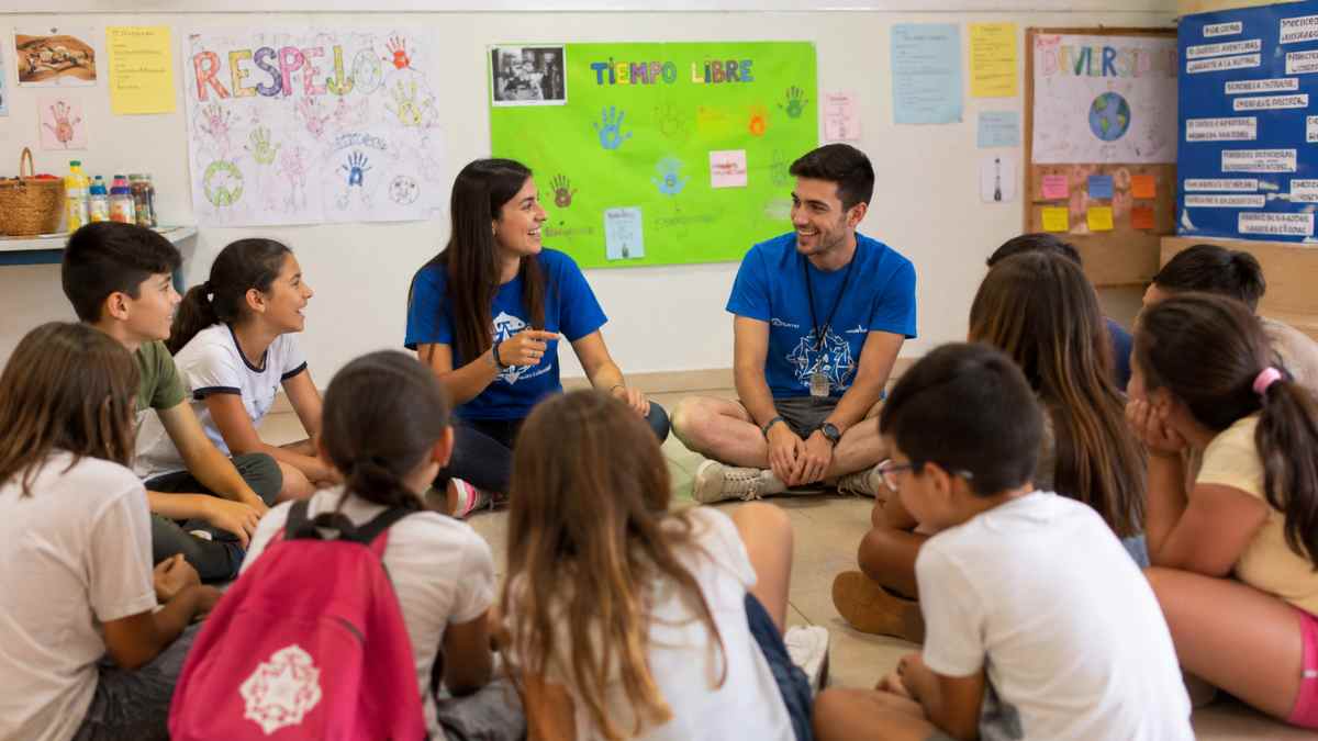 Curso de monitor de tiempo libre en Madrid con jóvenes realizando actividades grupales en una escuela de ocio educativo