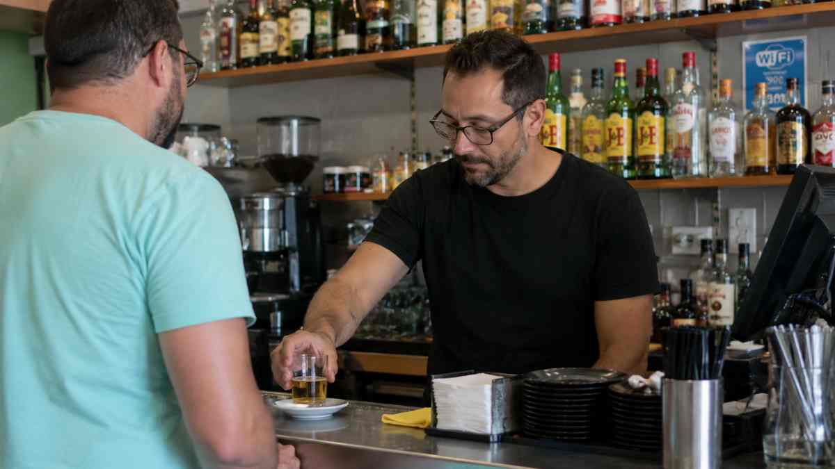 Trabajador sirviendo copas en un pub mientras estaba de baja por ansiedad antes de que el TSJ declarara improcedente el despido