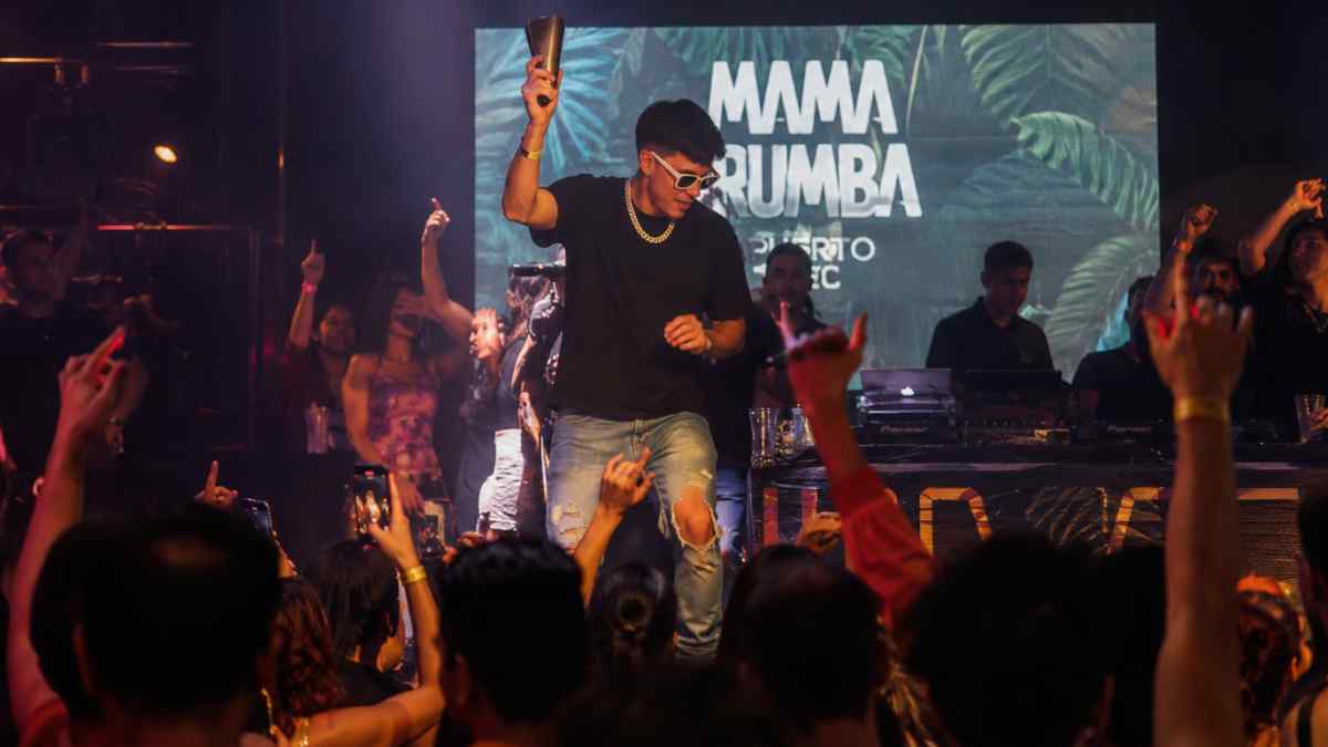 Trabajador de baja por ansiedad tocando un cencerro en una discoteca durante un festival latino en Canarias