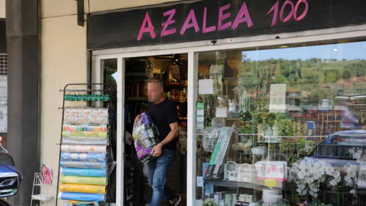 Comercial de baja por ansiedad entrando en el bazar de su pareja en Avilés durante el seguimiento de detectives