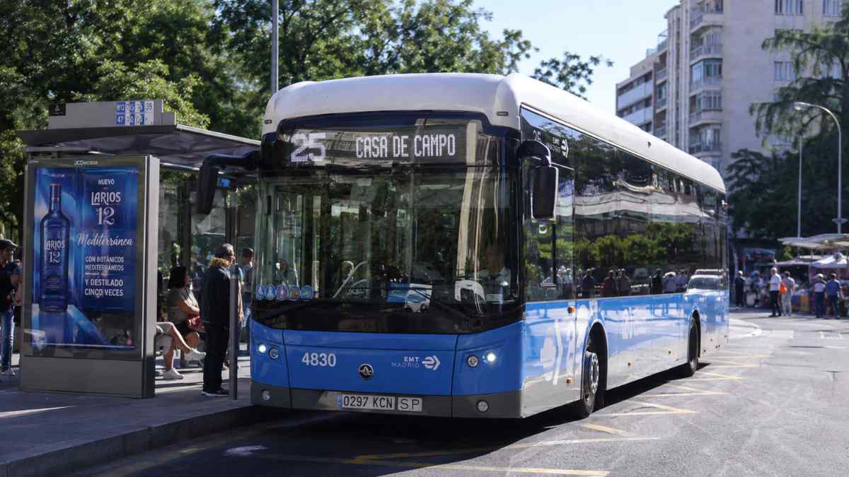 Autobús de EMT Madrid reforzando el servicio durante las Fiestas de San Isidro en la Pradera de Madrid