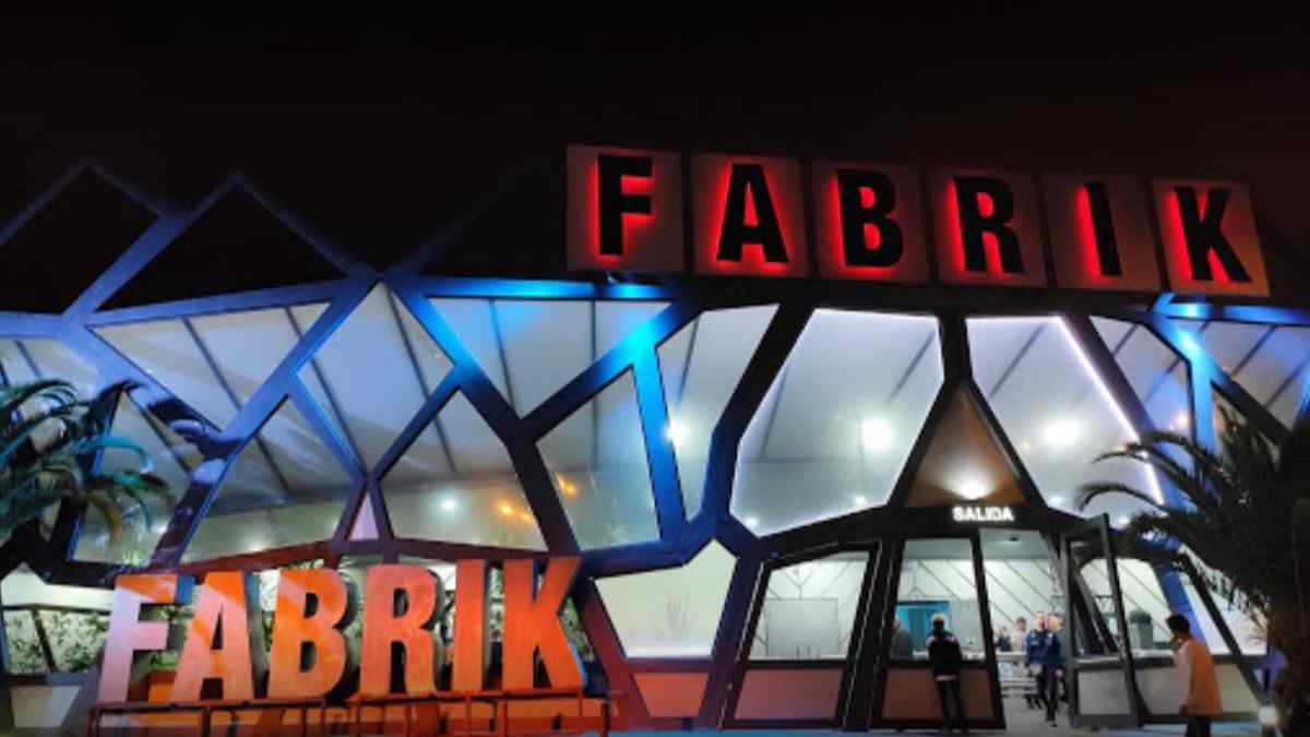 Exterior de la discoteca Fabrik de Madrid preparada para los festivales de música electrónica del verano
