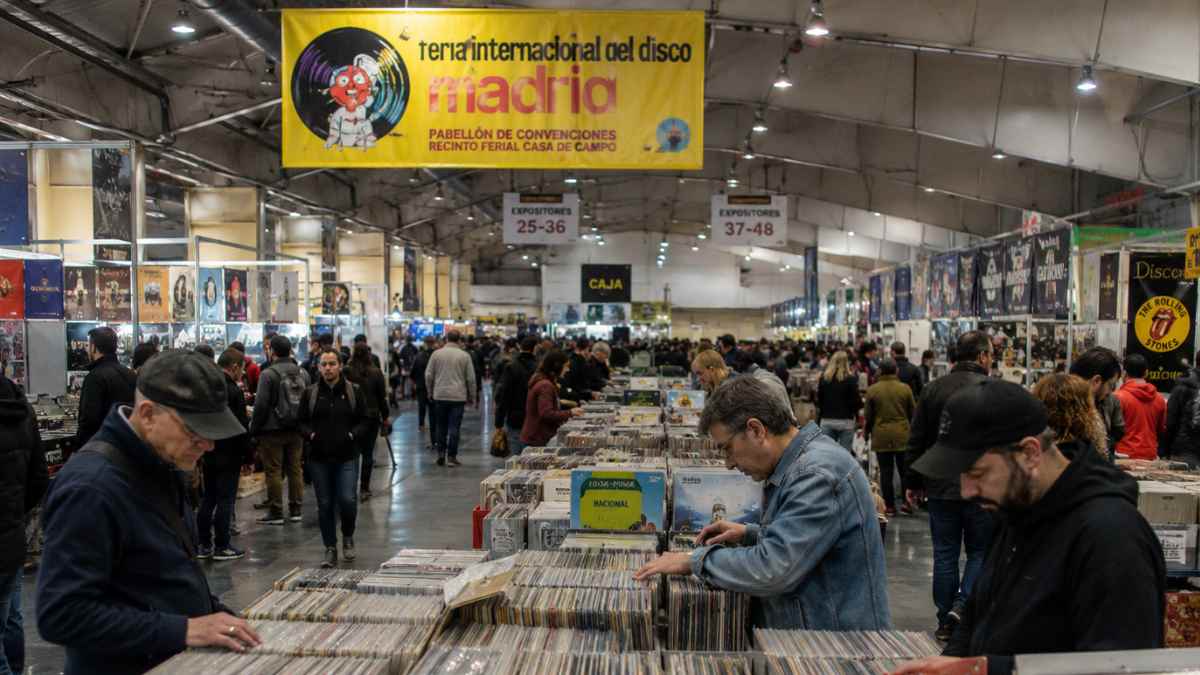 Feria del Disco de Madrid 2026 en Casa de Campo con cientos de personas comprando vinilos y discos de colección