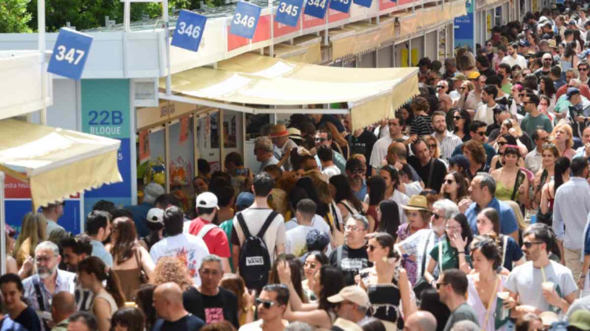 Visitantes recorren las casetas de la Feria del Libro de Madrid 2026 en el parque de El Retiro