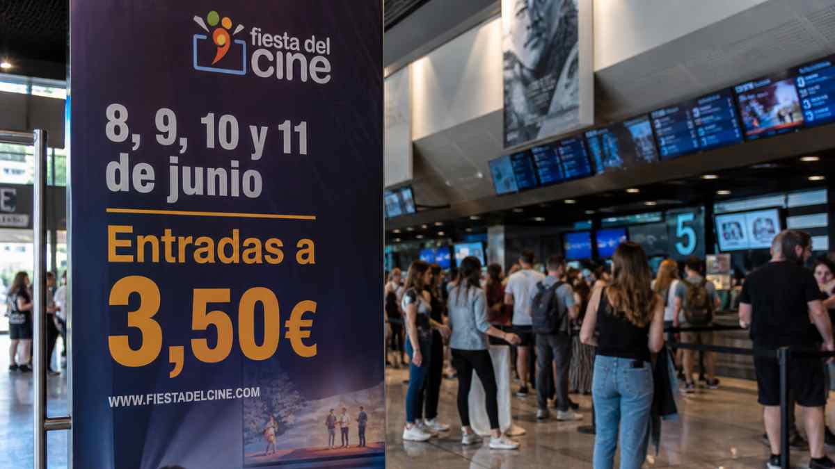 Fiesta del Cine en Madrid con cartel de entradas a 3,50 euros y público en la taquilla del cine