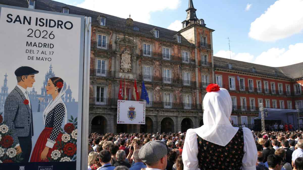 Fiestas de San Isidro 2026 en Madrid con público en Plaza Mayor durante el pregón y cartel oficial del evento