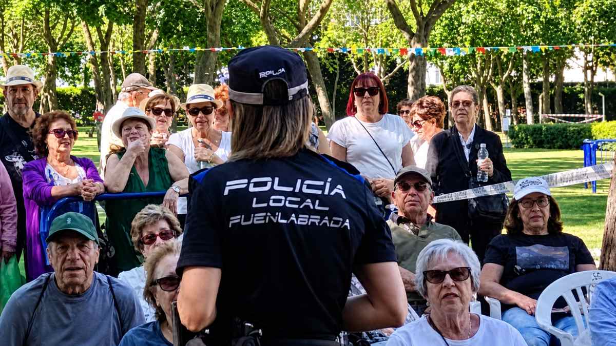 Policía Local de Fuenlabrada dando charla a personas mayores para prevenir estafas y fraudes