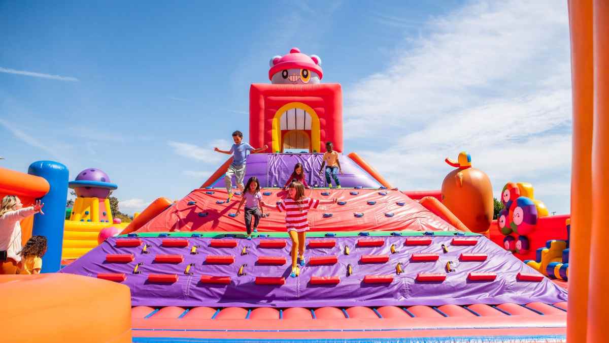 Niños jugando en el parque hinchable Funbox de Madrid con toboganes gigantes y obstáculos en Majadahonda