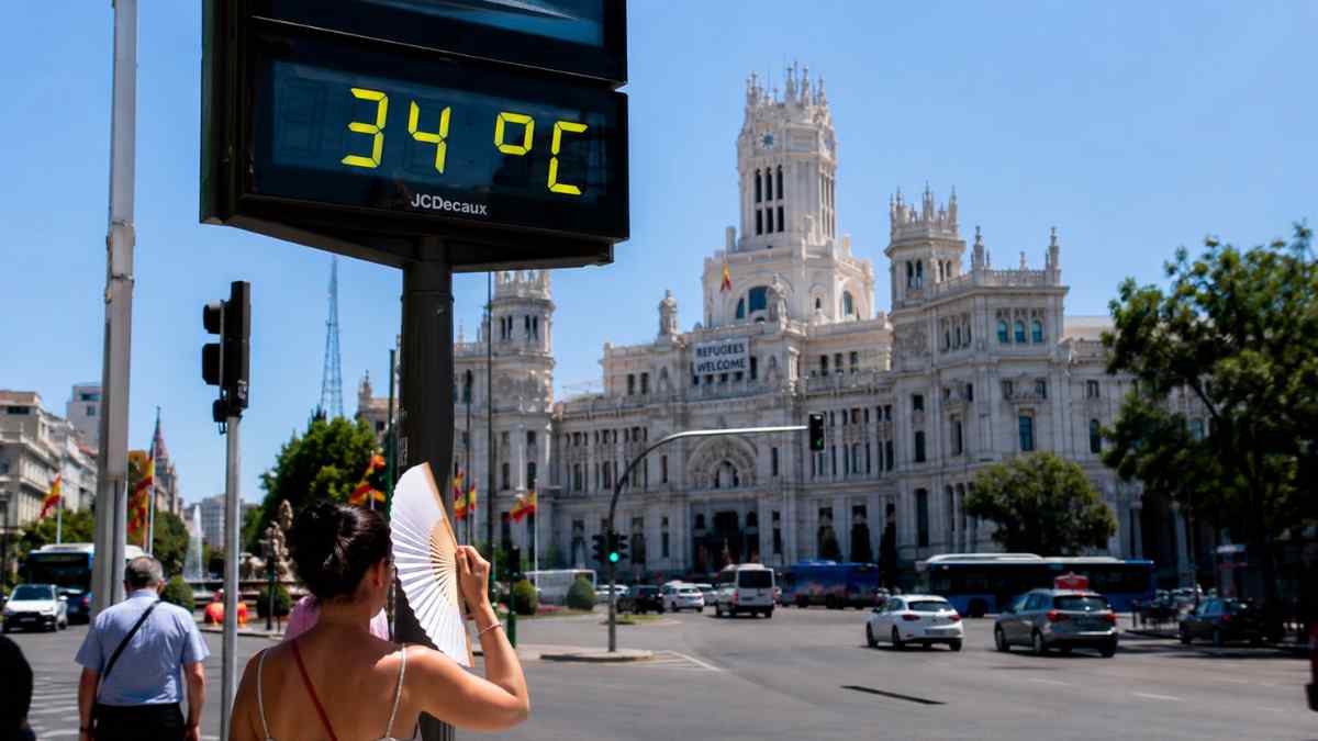 Calor extremo en Madrid con un termómetro marcando 34 grados durante una jornada de altas temperaturas en mayo
