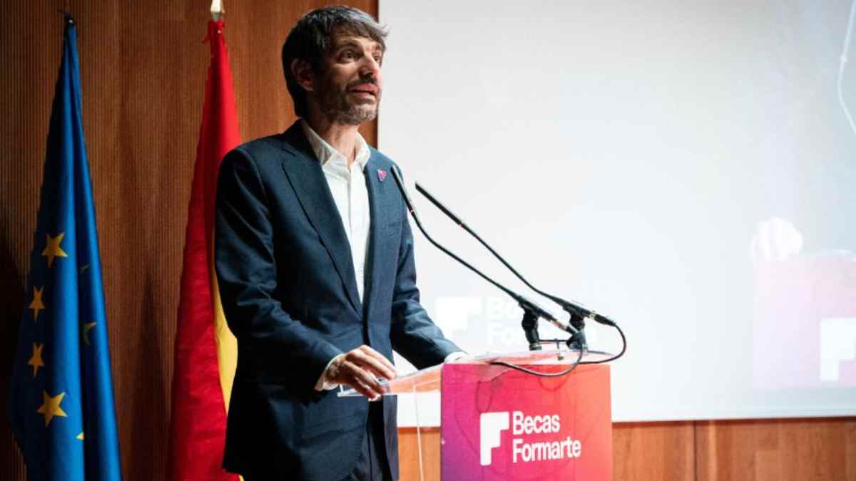 Ministro de Cultura durante la presentación de las becas FormARTE para formación de profesionales del sector cultural