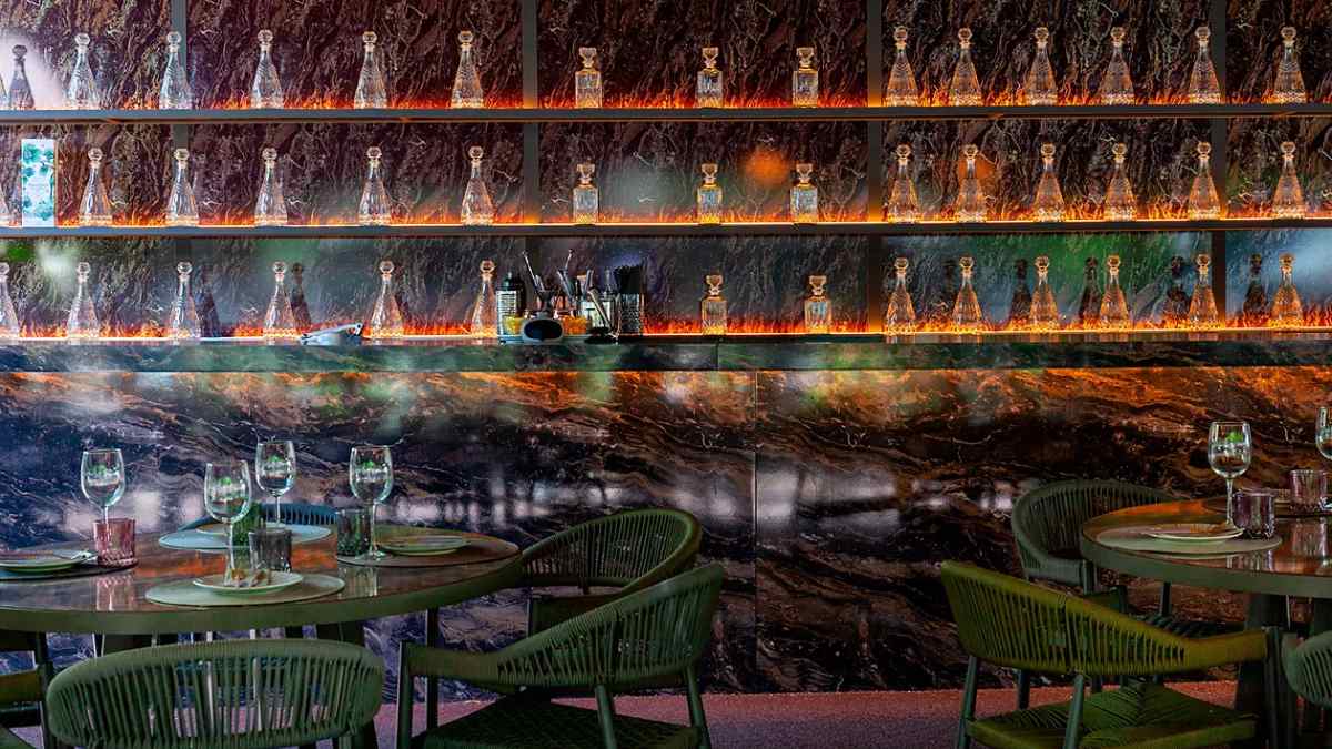 Gran Cafe El Espejo interior Madrid antes del cierre con barra y botellas iluminadas