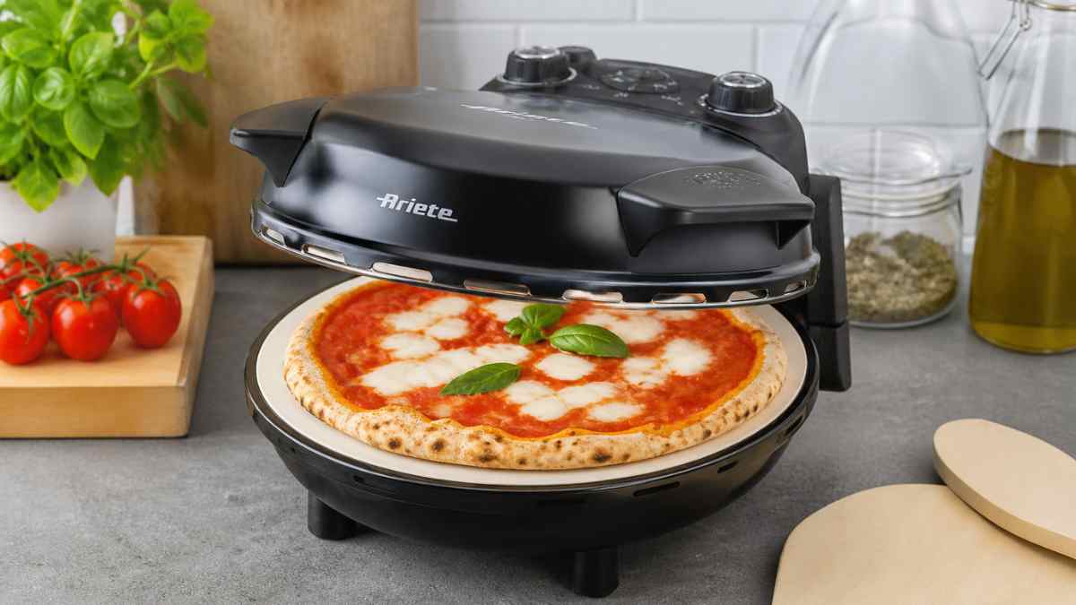 Horno para pizza Ariete de Lidl con piedra refractaria preparando pizza casera