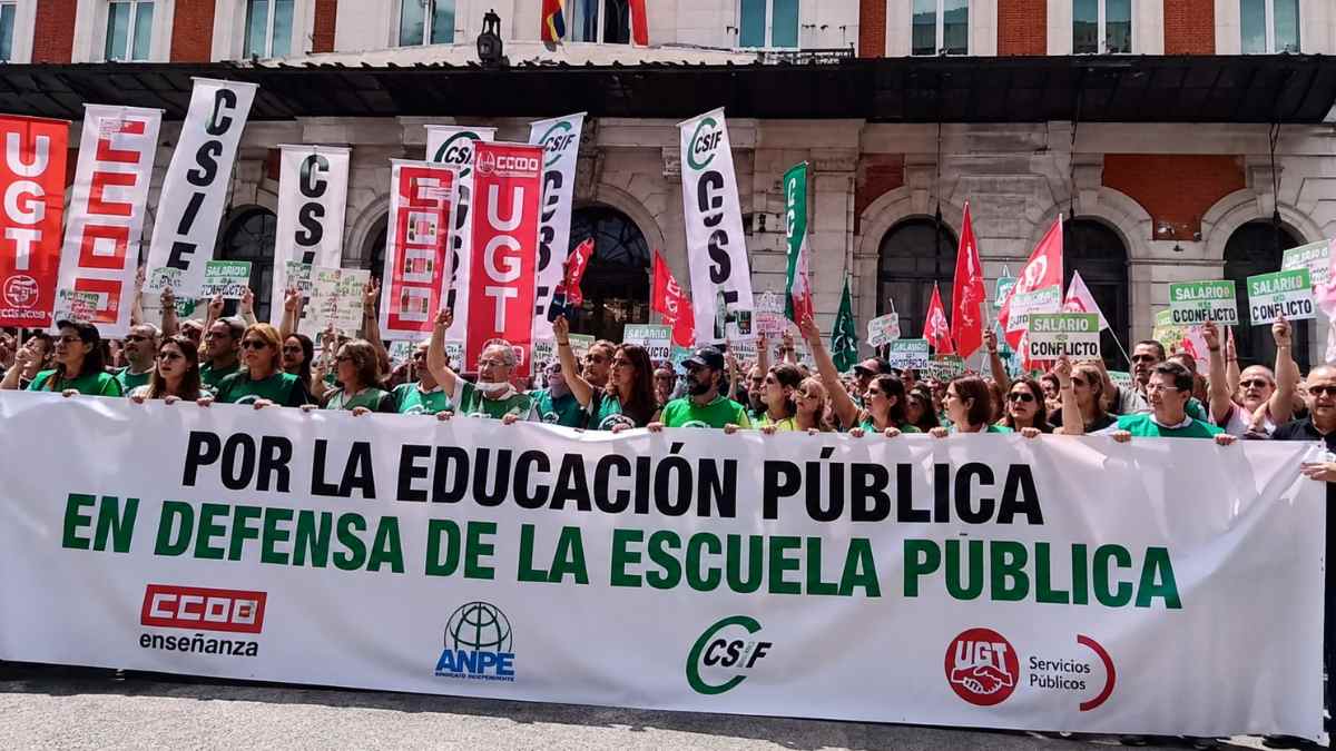 Manifestación de profesores y sindicatos en Madrid por la educación pública y la huelga indefinida del inicio de curso