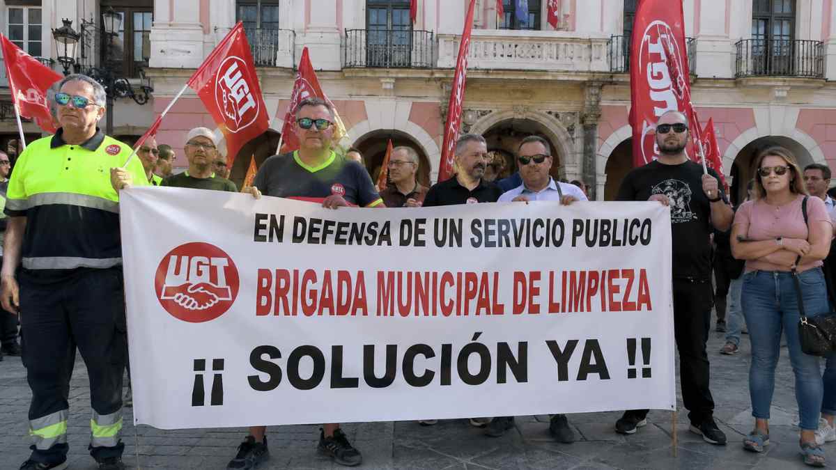 Trabajadores de la brigada municipal de limpieza durante la protesta por la huelga indefinida en Alcalá de Henares