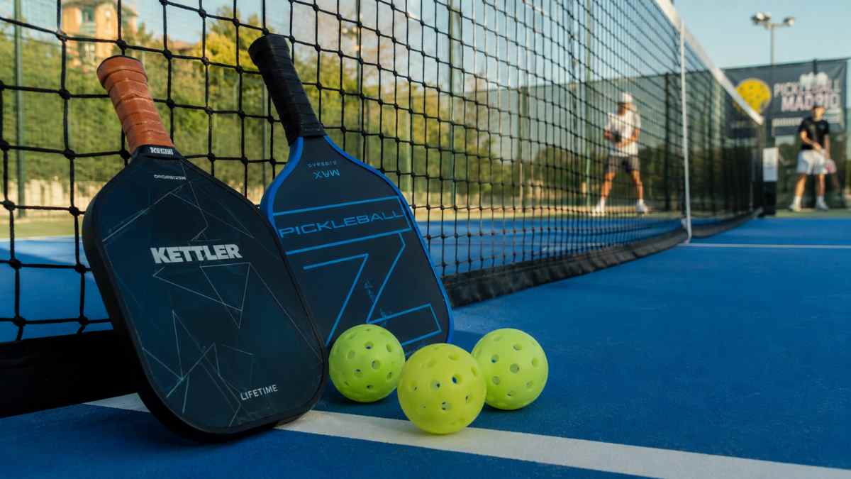 Palas y pelotas de pickleball en una pista durante la presentación del Campeonato de España de Pickleball Juvenil en Madrid.