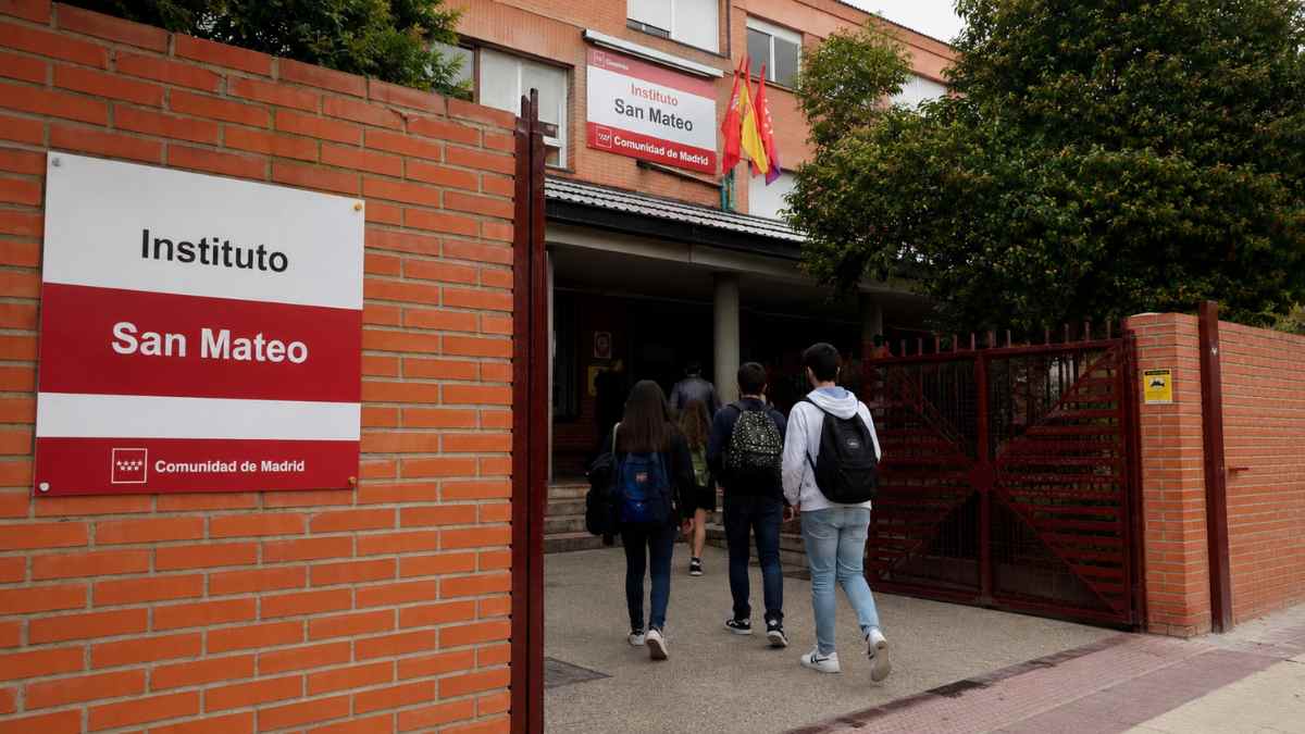 Alumnos entrando en el IES San Mateo de Madrid, el instituto público con la mejor nota media en la EvAU