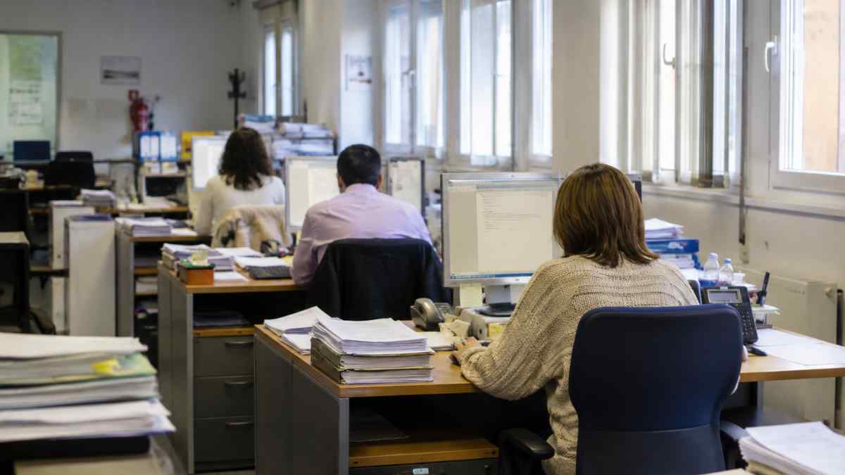 Interinos trabajando en una oficina pública tras la sentencia del Supremo sobre la fijeza en la Administración