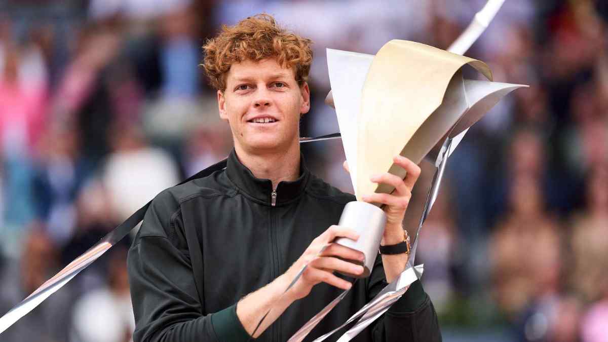 Jannik Sinner con el trofeo del Mutua Madrid Open 2026 tras ganar la final a Zverev