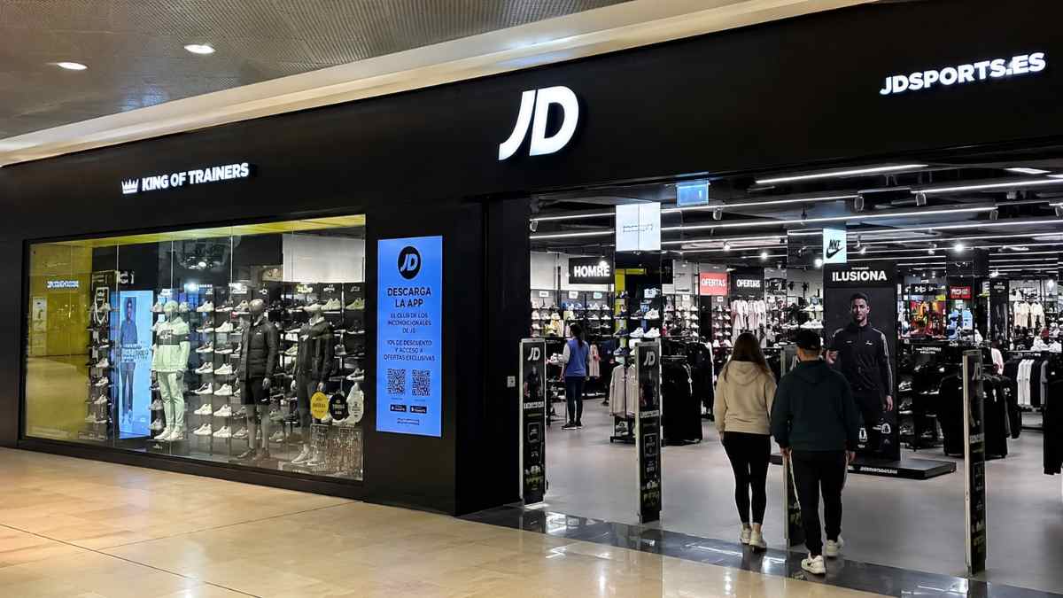 Tienda de JD Sports en un centro comercial con ofertas de empleo para vendedores en la nueva apertura de Príncipe Pío Madrid