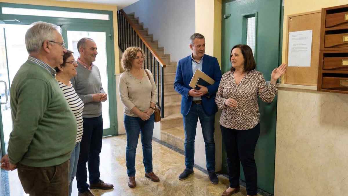 Vecinos reunidos en una comunidad de propietarios tras aprobar una derrama según la Ley de Propiedad Horizontal