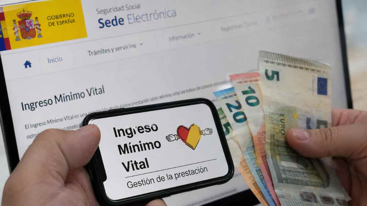 Beneficiario del Ingreso Mínimo Vital consultando el cobro del IMV junto a varios billetes de euro