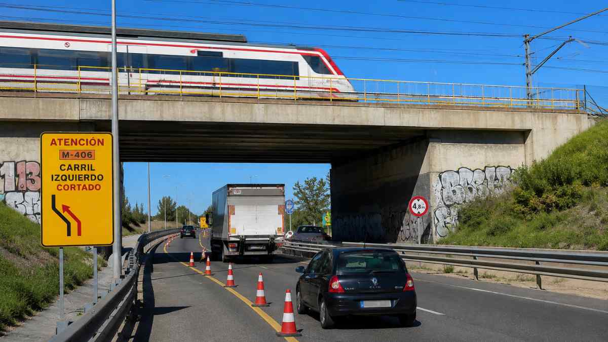 Obras en la M-406 de Leganés con carril cortado y tráfico reducido bajo el puente ferroviario