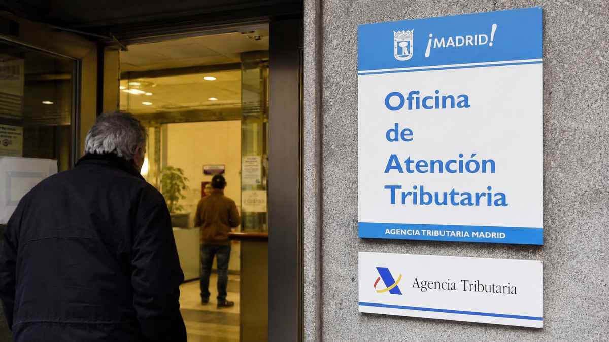 Contribuyente entrando en una oficina de atención tributaria de Madrid para realizar la declaración de la Renta 2025