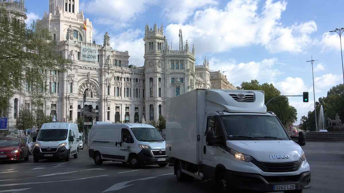 Furgonetas y camiones de reparto circulando por Madrid tras las ayudas de hasta 15.000 euros para autónomos