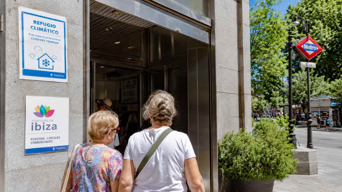 Refugio climático en un mercado municipal de Madrid durante una ola de calor
