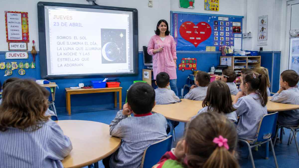 Profesora de Educación Infantil dando clase en un colegio público de Madrid durante las oposiciones de maestros 2026