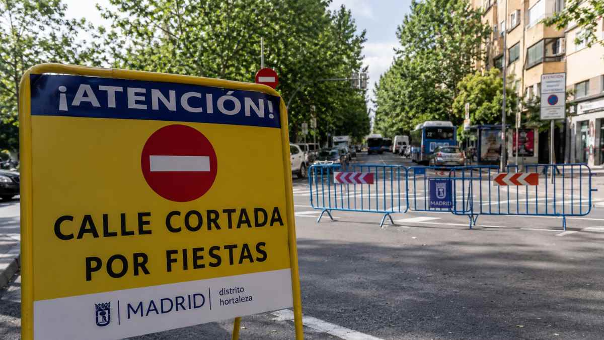 Calle cortada en Madrid por las Fiestas de la Primavera de Hortaleza 2026 con desvíos de tráfico y vallas municipales