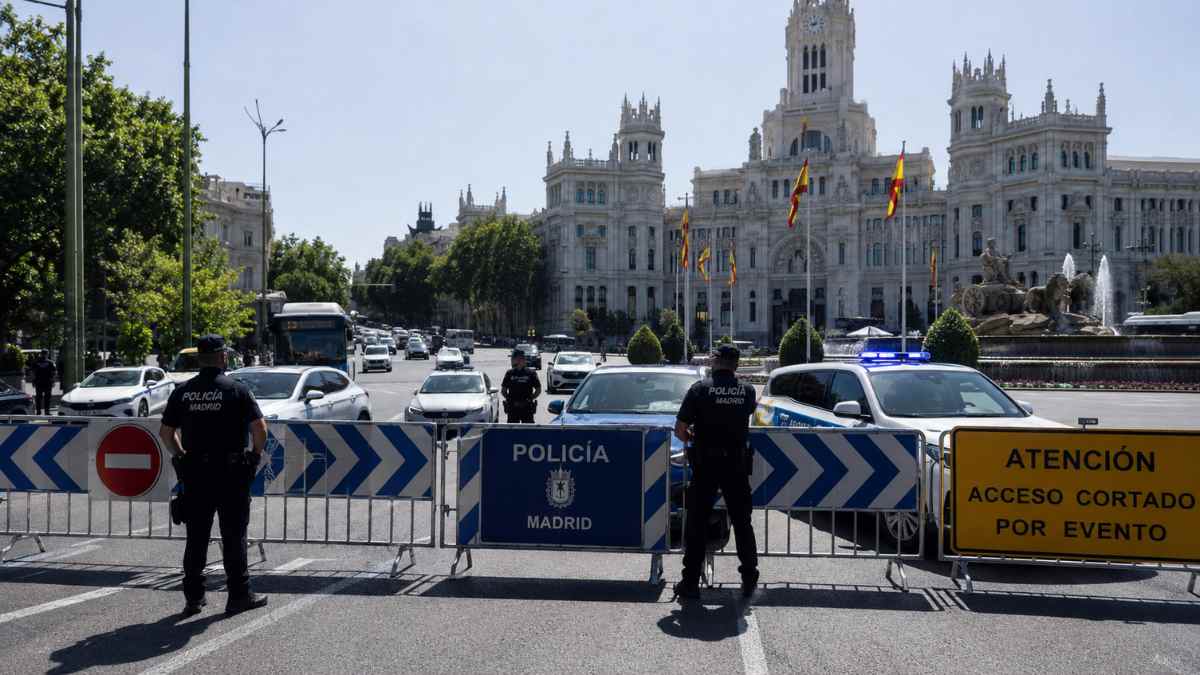Cortes de tráfico en Plaza de Cibeles por la visita del Papa a Madrid con presencia policial y restricciones de circulación