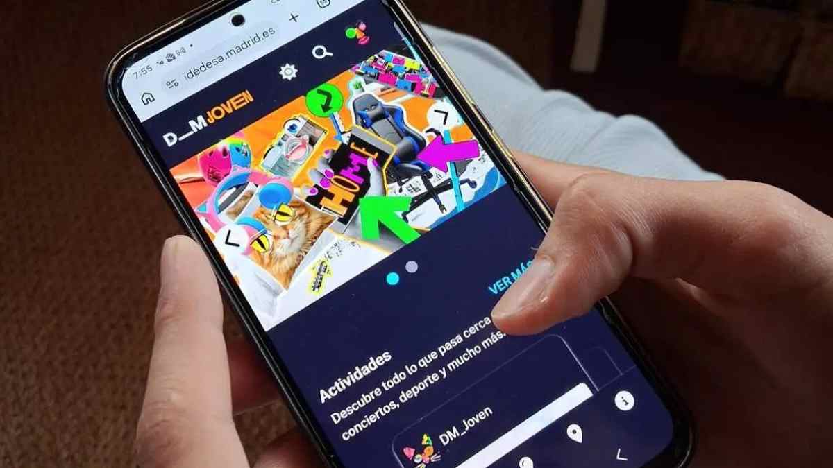 plataforma Decide Madrid Joven en móvil para participación de jóvenes en Madrid