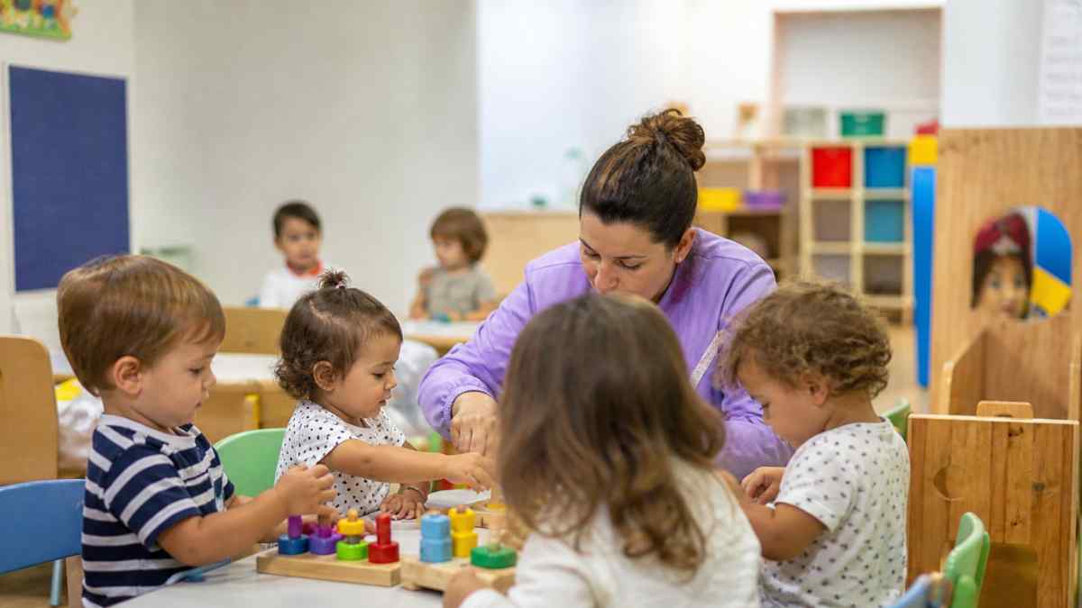 Aula de escuela infantil en Madrid con niños de 0 a 3 años durante el proceso de admisión
