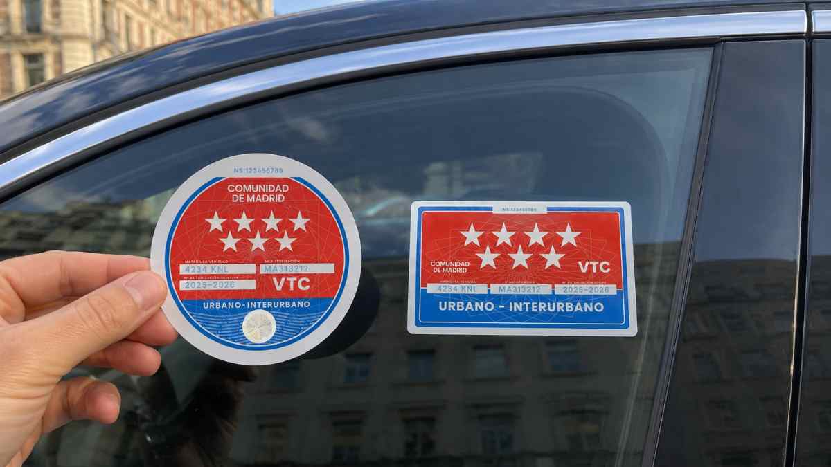 Nuevos distintivos antifraude para vehículos VTC de la Comunidad de Madrid colocados en la ventanilla de un coche
