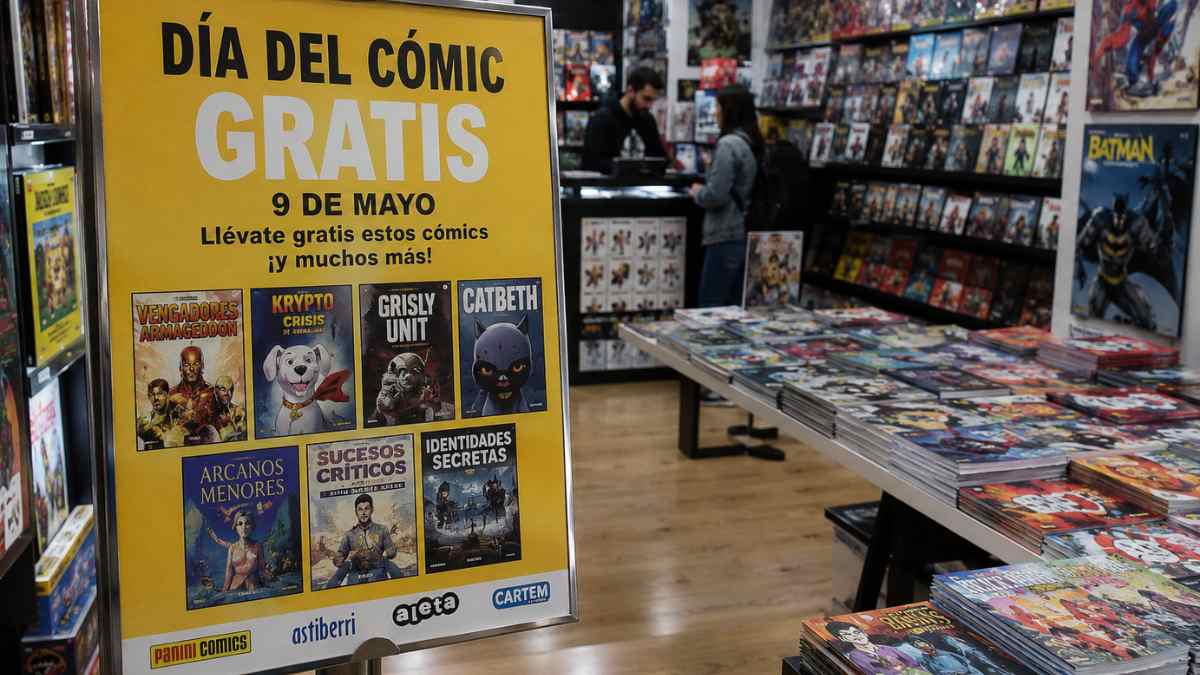 Cartel del Día del Cómic Gratis en una librería de Madrid con cientos de cómics gratuitos para los lectores