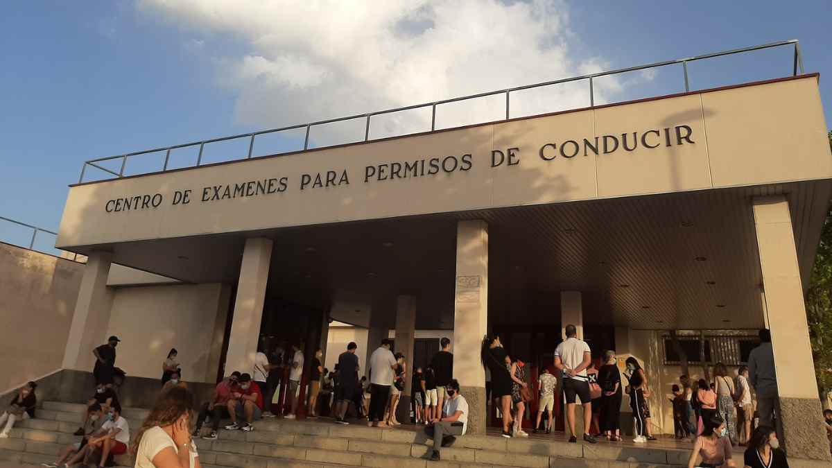 Personas esperando para examinarse del carnet de conducir en el centro de exámenes de la DGT en Madrid