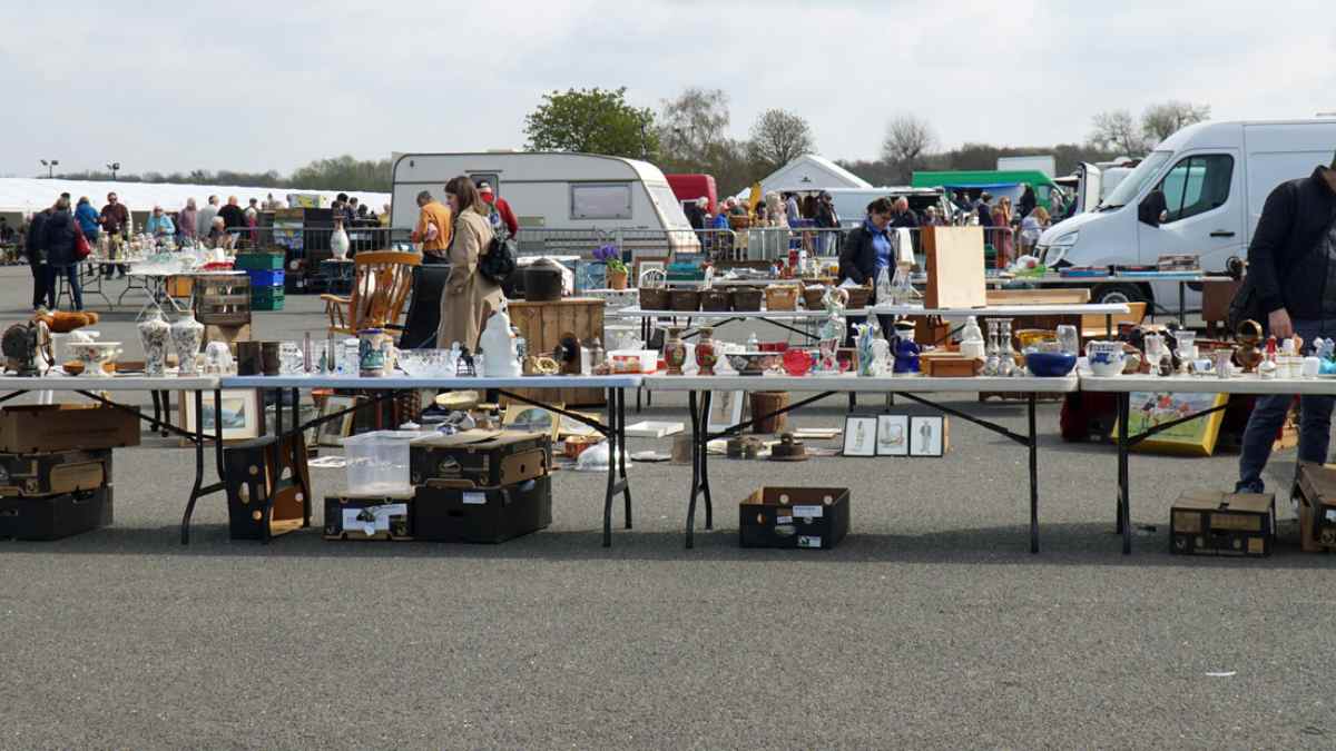 Mercadillo de antigüedades en Navacerrada con muebles vintage y objetos de segunda mano en puestos al aire libre
