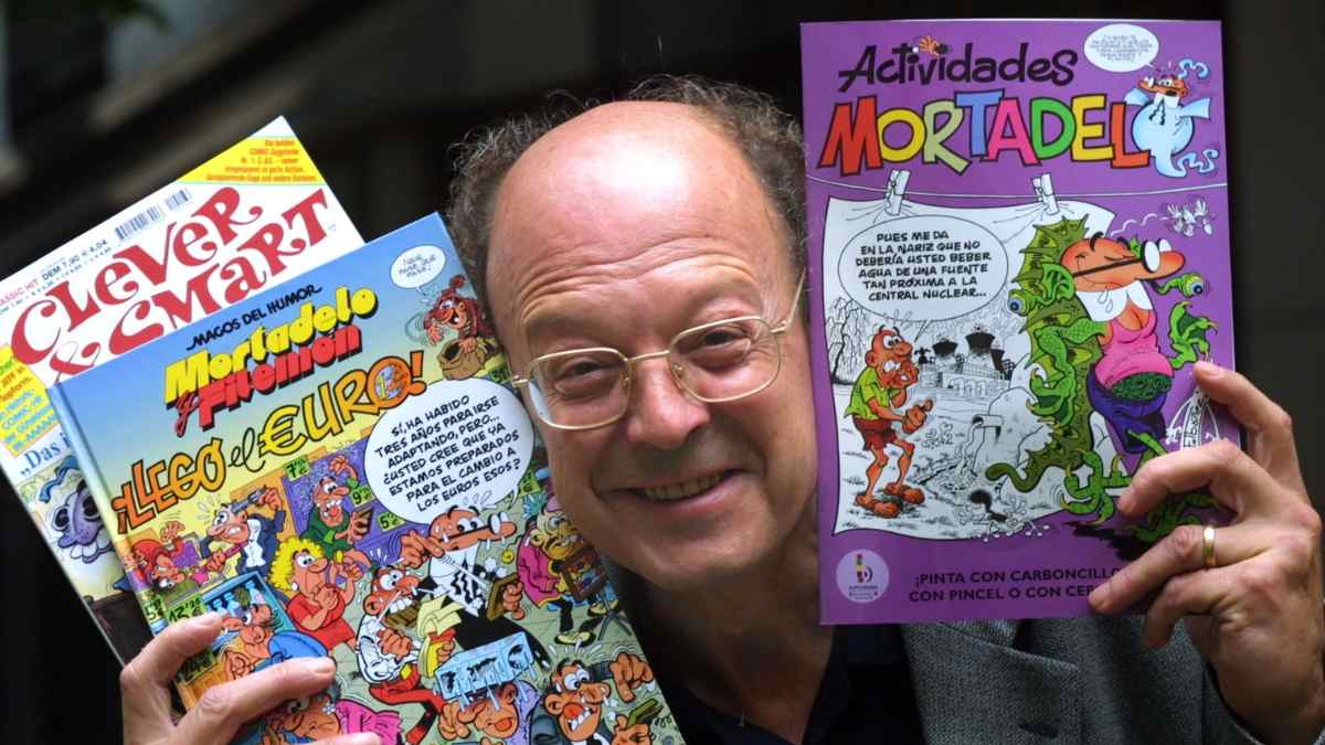 Francisco Ibáñez posa con varios cómics de Mortadelo y Filemón tras el homenaje de la FNMT con nuevas monedas de colección