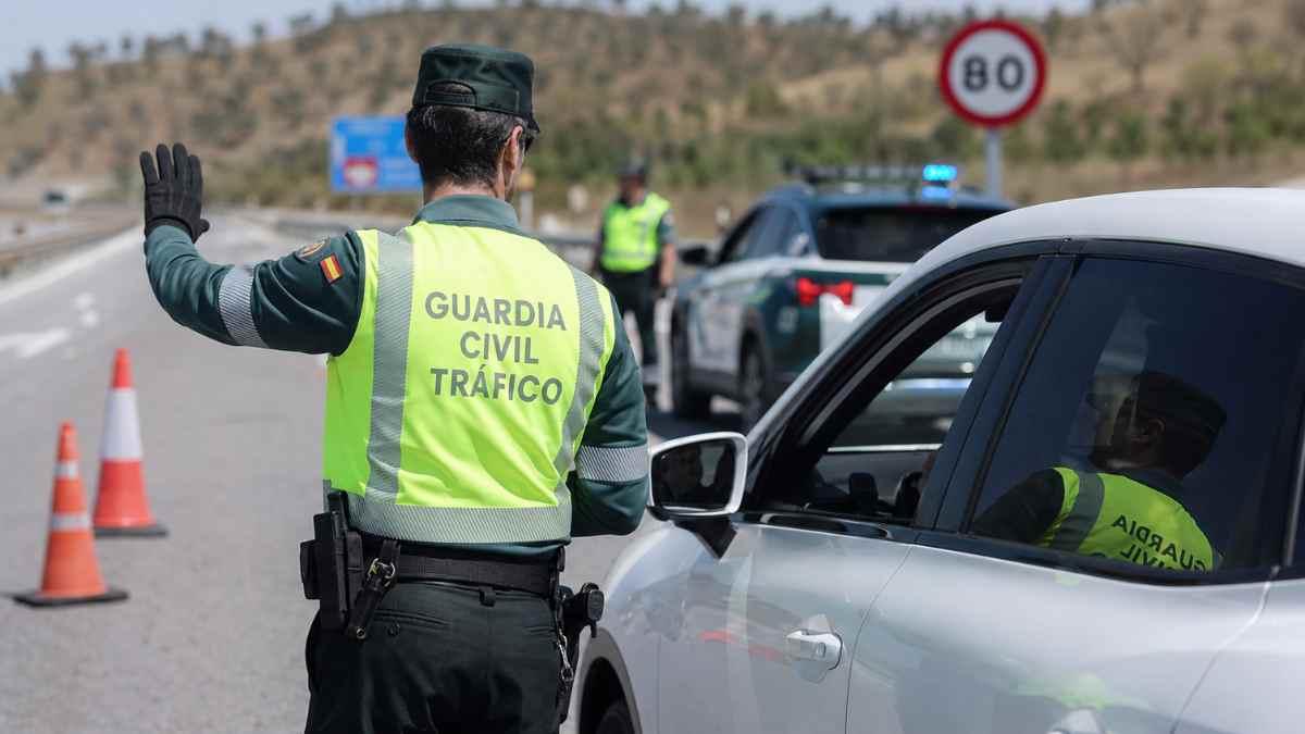 Guardia Civil realizando un control de tráfico de la DGT en carretera durante una campaña de multas por drogas