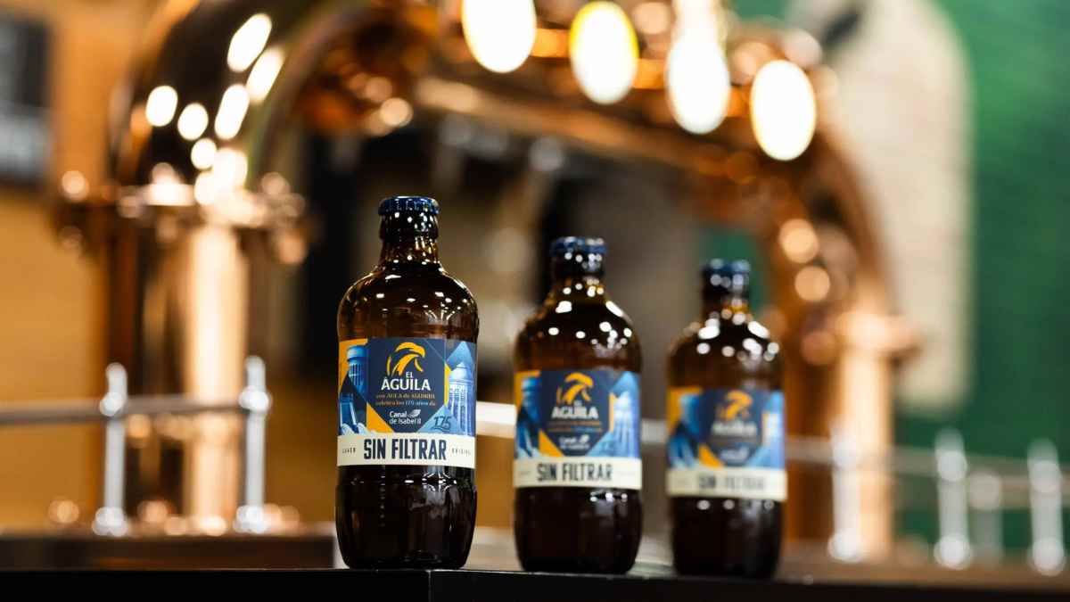 Botellas de cerveza El Águila Sin Filtrar edición especial con agua de Madrid por el 175 aniversario de Canal de Isabel II