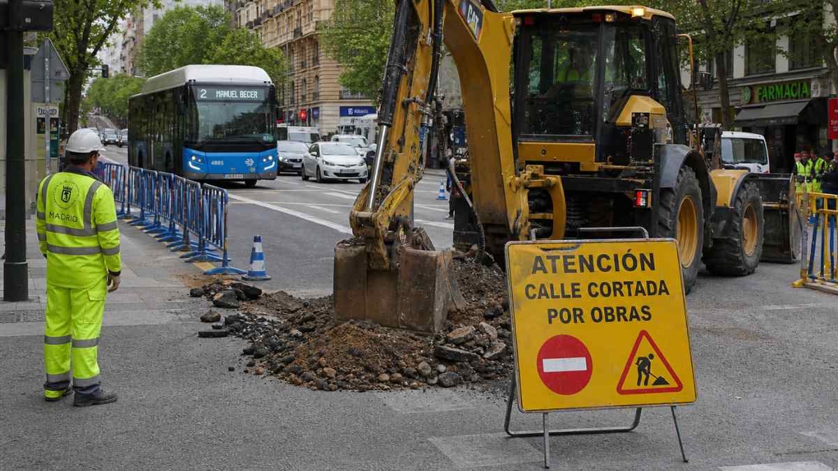Obras en Madrid con calle cortada y maquinaria trabajando en vía urbana durante mayo de 2026