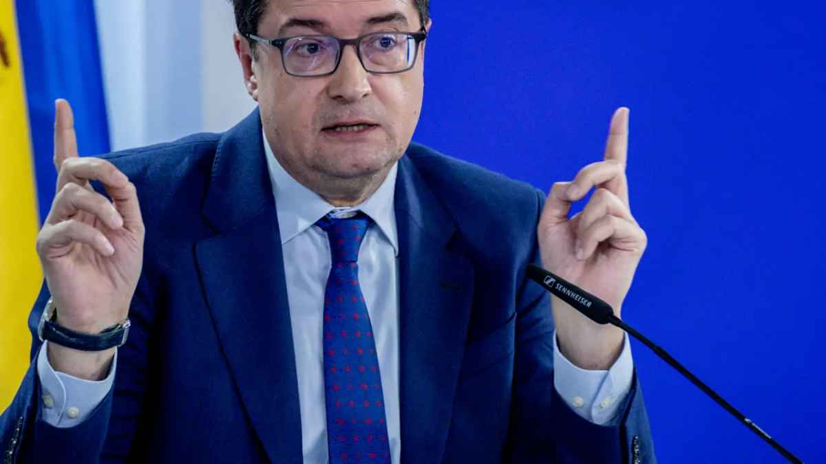 Ministro anunciando la oferta de empleo público 2026 con más de 37000 plazas