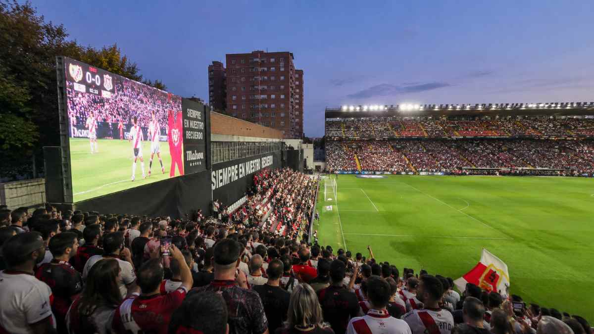 Aficionados del Rayo Vallecano viendo la final de la Conference League en pantallas gigantes del Estadio de Vallecas