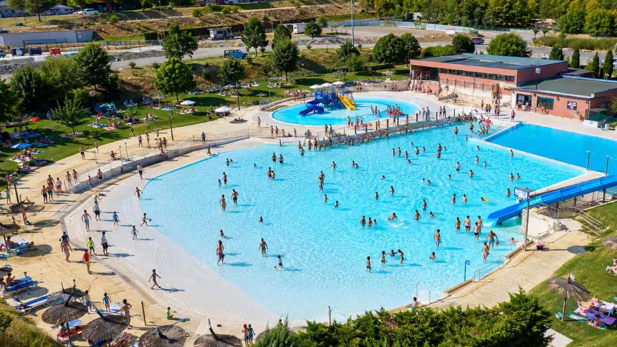 Piscina municipal de verano de Parla con cientos de bañistas disfrutando de las instalaciones durante la temporada estival