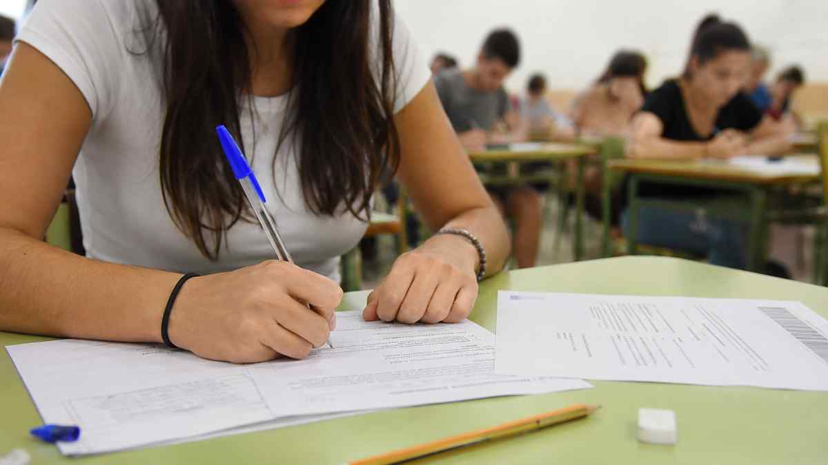 Alumnos realizando los exámenes de la PAU 2026 en un aula de Madrid durante la prueba de acceso a la universidad