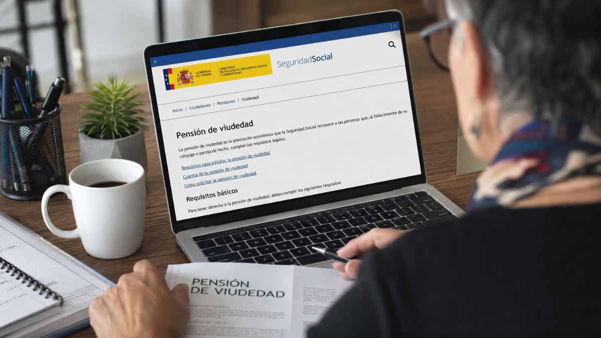 Mujer consultando la pensión de viudedad de la Seguridad Social en un ordenador portátil desde casa