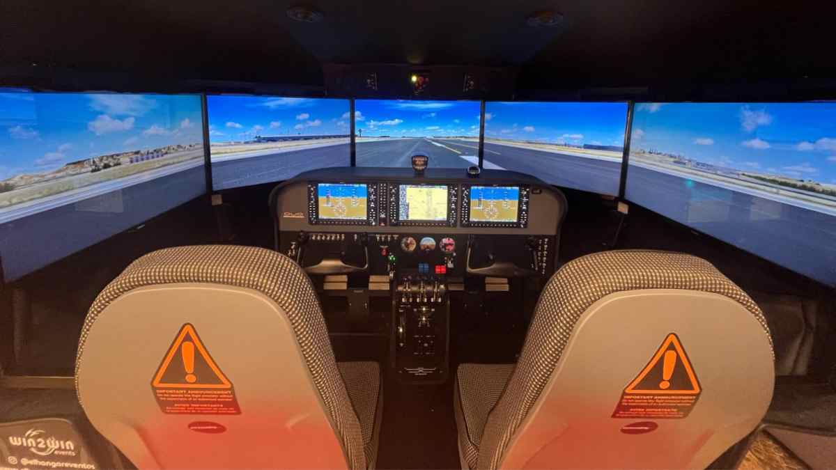 Simulador de vuelo dentro de un hotel en Madrid con cabina inmersiva y pantallas panorámicas para pilotar un avión