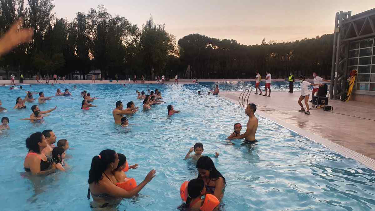 Piscina municipal de Aluche en Madrid durante la temporada de verano con decenas de personas bañándose