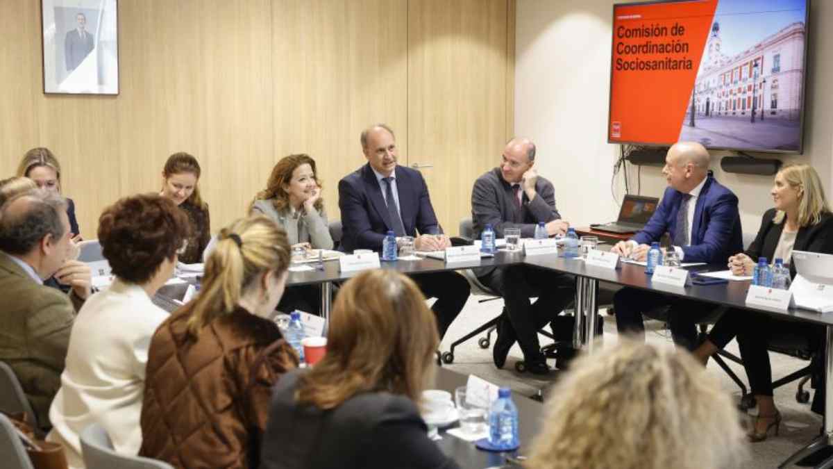 Responsables sanitarios y cargos de la Comunidad de Madrid durante una reunión sobre la nueva plataforma digital de formación sanitaria